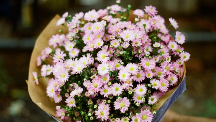 Buket bunga pink segar dengan mawar, peony, dan baby's breath, cocok untuk hadiah romantis atau dekorasi pesta.