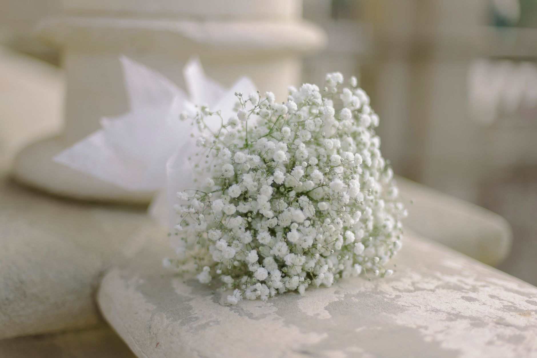 Buket bunga kecil berwarna pastel dengan mawar, delima, dan baby's breath, cocok untuk hadiah romantis.
