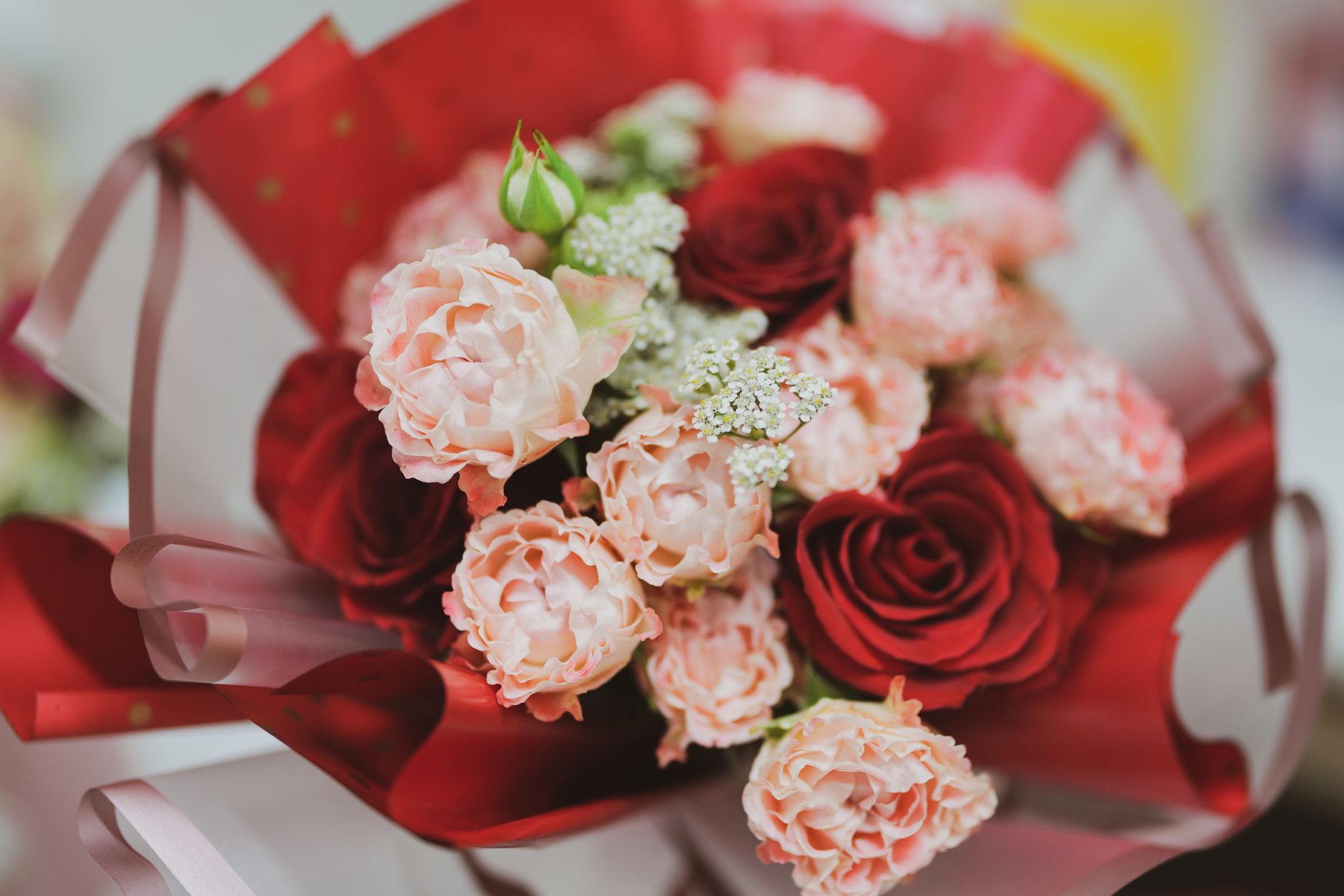 Contoh buket bunga segar dengan mawar merah, lily putih, dan daun hijau, cocok untuk hadiah romantis.