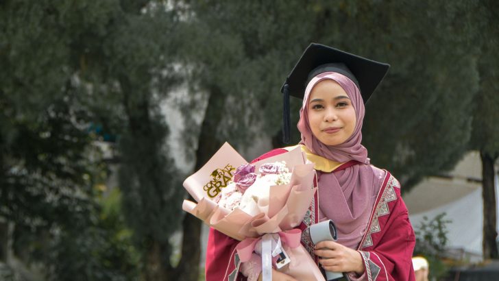 Buket bunga warna-warni untuk wisuda, menambahkan sentuhan elegan pada hari kelulusan