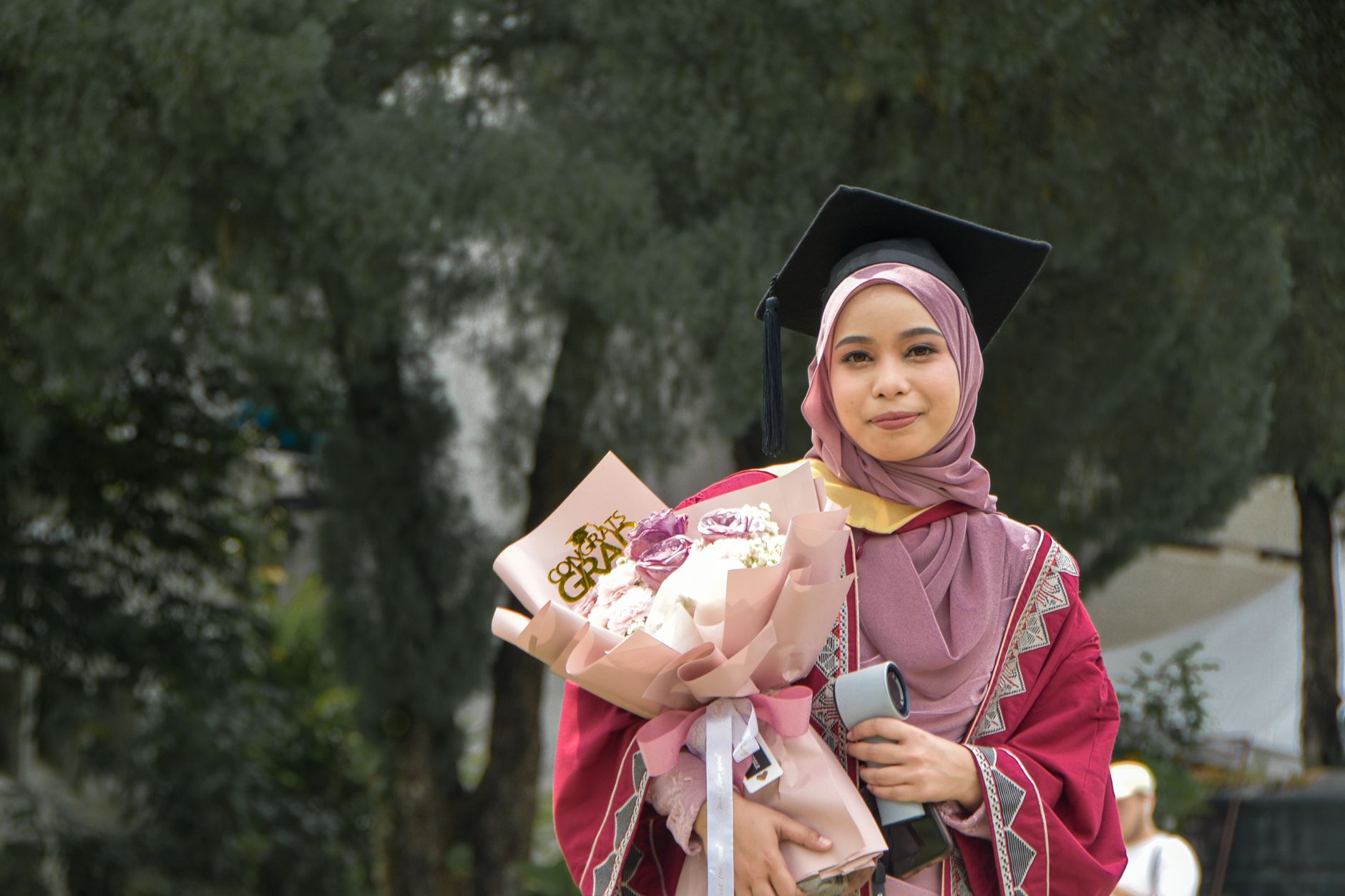 Buket bunga warna-warni untuk wisuda, menambahkan sentuhan elegan pada hari kelulusan