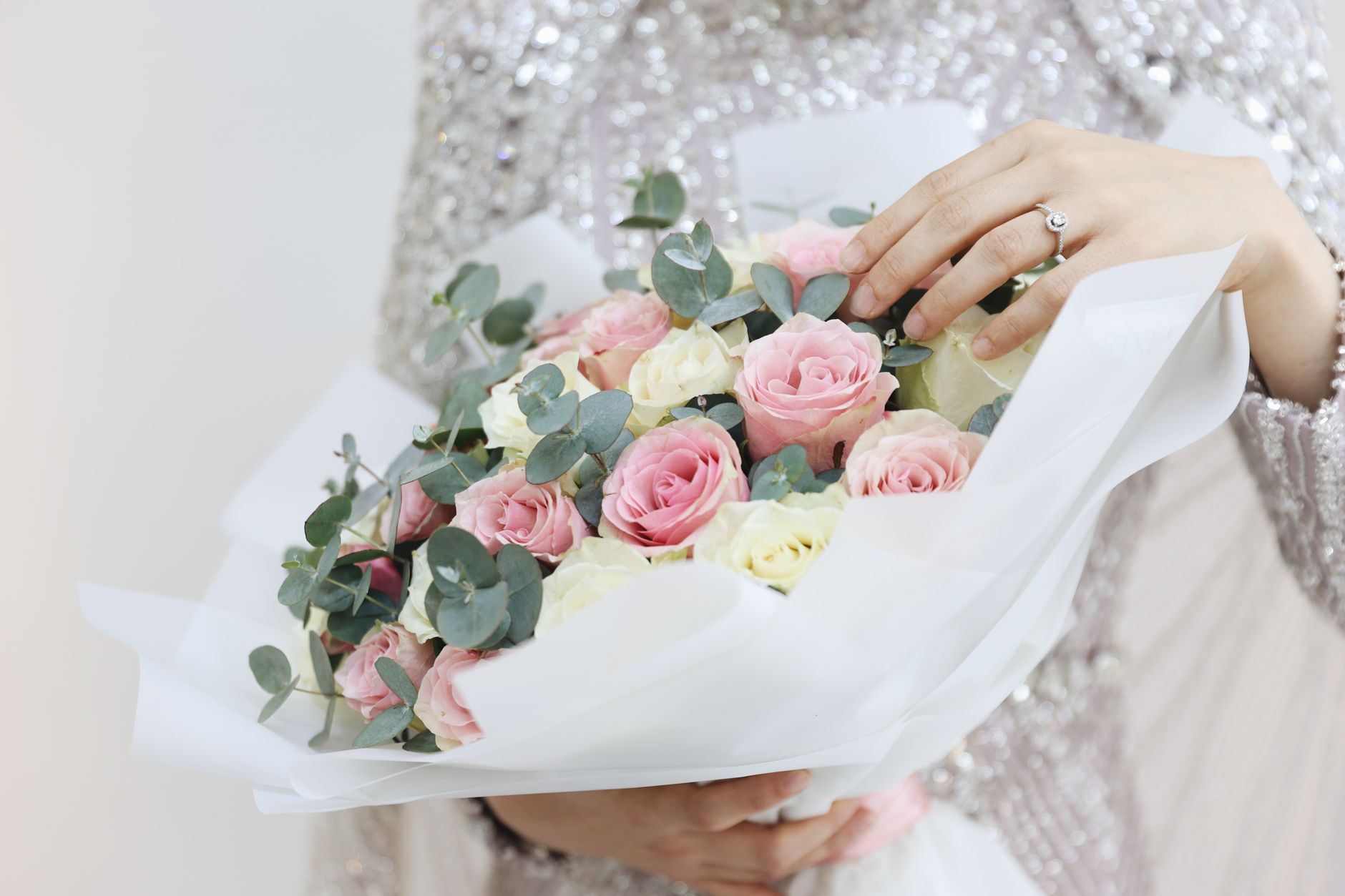 Buket bunga mawar merah segar dengan daun hijau, ideal untuk hadiah romantis atau dekorasi acara.