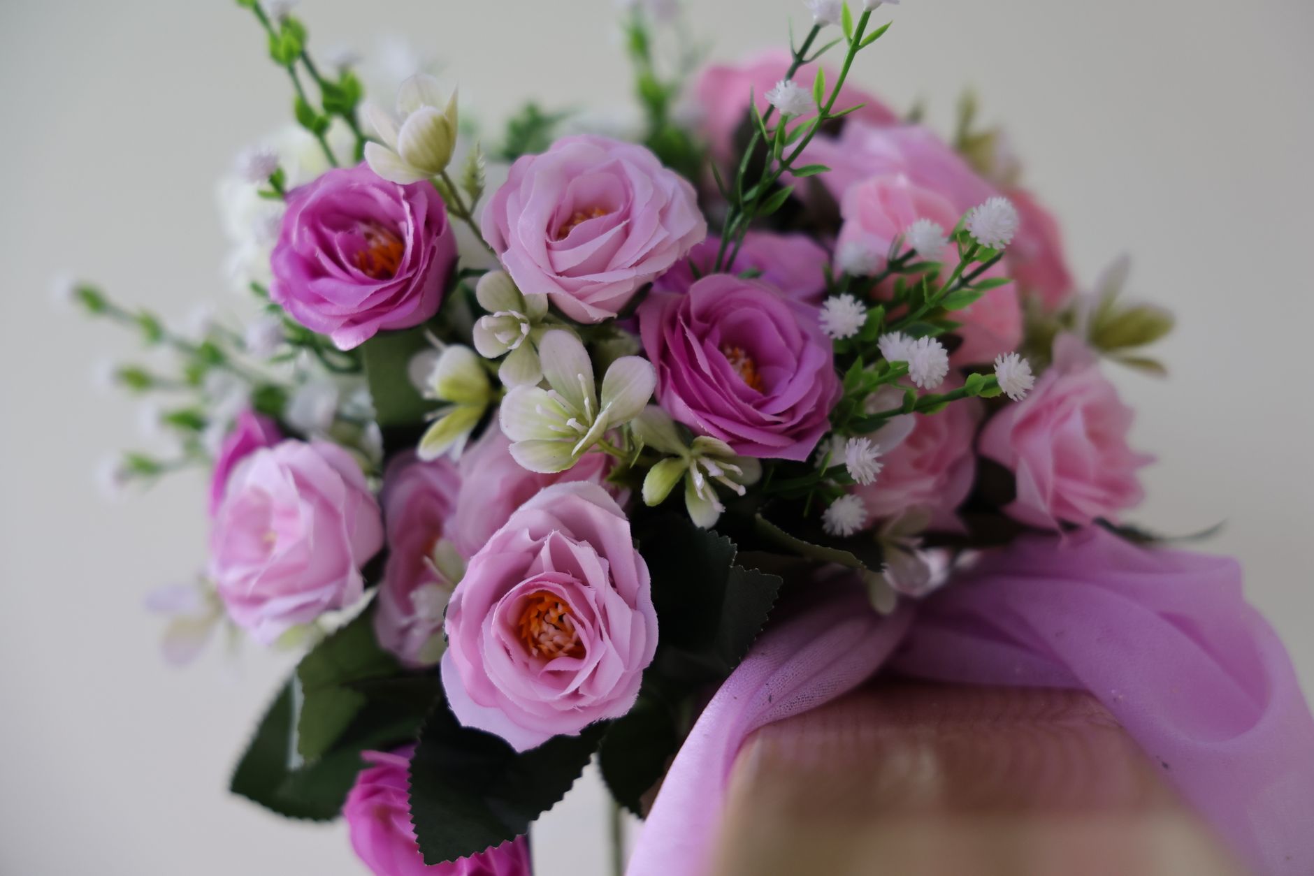 Buket bunga pink segar dengan mawar dan peony, cocok untuk hadiah romantis atau dekorasi pesta.