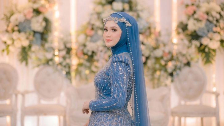 Buket bunga palsu berwarna cerah dengan mawar, lili, dan daisy, cocok sebagai dekorasi tahan lama di rumah.