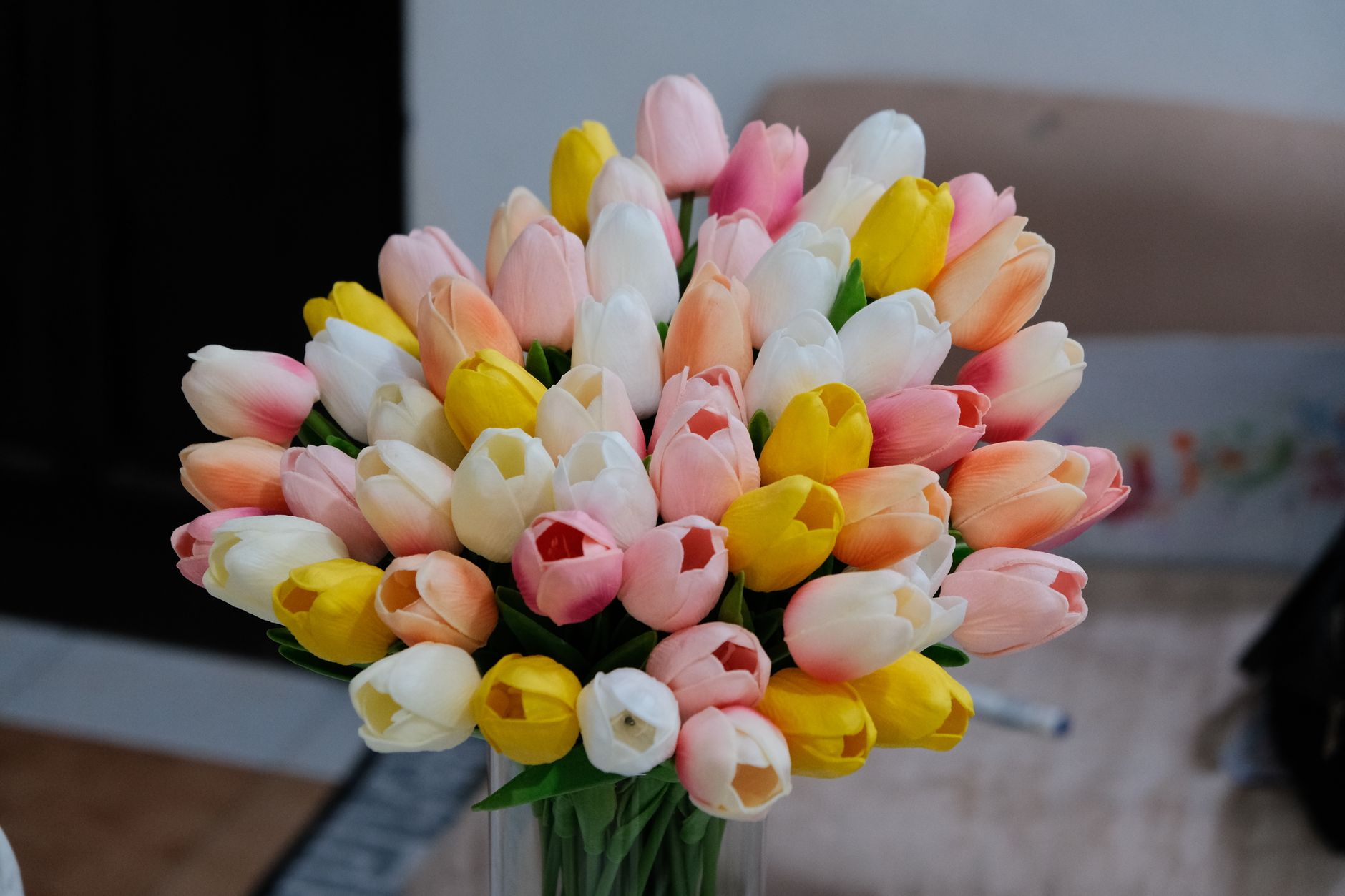 Buket bunga tulip warna‑warni dalam vas elegan, cocok untuk dekorasi rumah atau acara spesial.